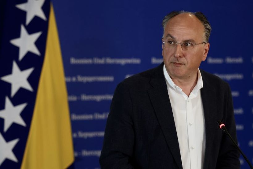 Ambasador BiH u Njemačkoj Damir Arnaut ustvrdio: “BiH nije proglasila pobjedu, a Rezolucija je 2015. tada imala podršku 2/3 većine u Vijeću sigurnosti”