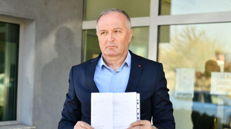 Ministar odbrane BiH Zukan Helez otkrio: “Danas pred Kurban bajram je podijeljeno 2500 KM pomoći svakom radniku u Binasu”