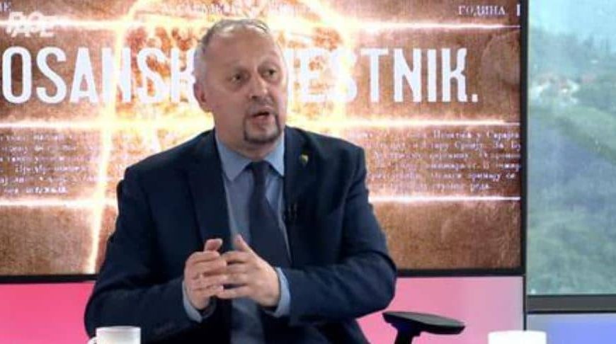 “Ismijavanje žrtava genocida u Srebrenici državnog ministra sigurnosti Nenada Nešića je sramotna javna manifestacija!”, tvrdi Jasmin Ahić