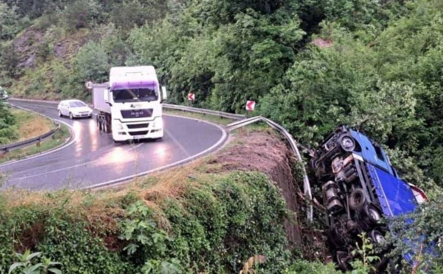 Teška saobraćajna nesreća dogodila se na magistralnom putu M-17: Kamion je izletio s ceste na ulazu u Jablanicu