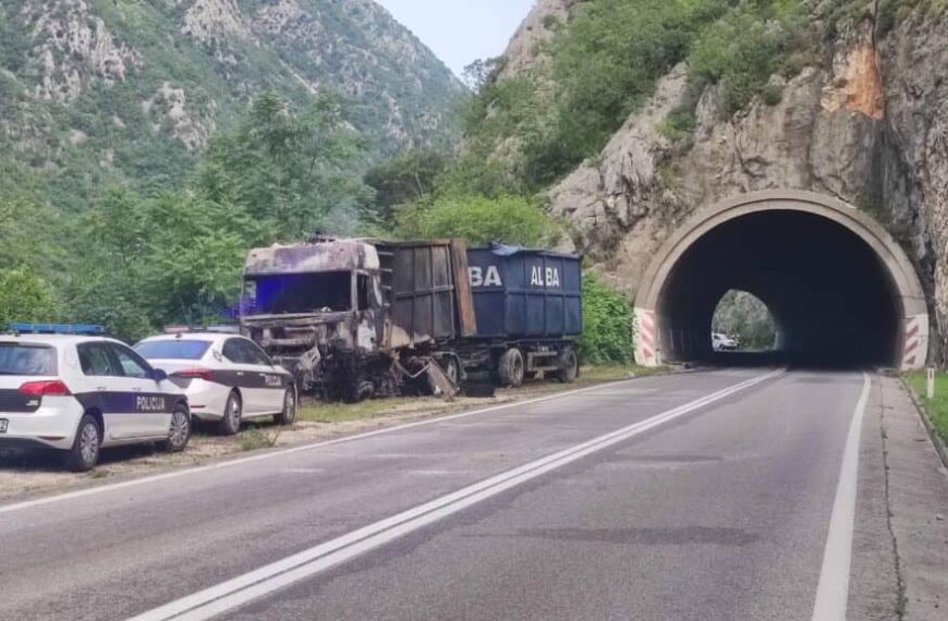 U teškoj saobraćajnoj nesreći na magistralnom putu M-17 poginula jedna osoba, kilometarske kolone, saobraćaj normalizovan kod Salakovca