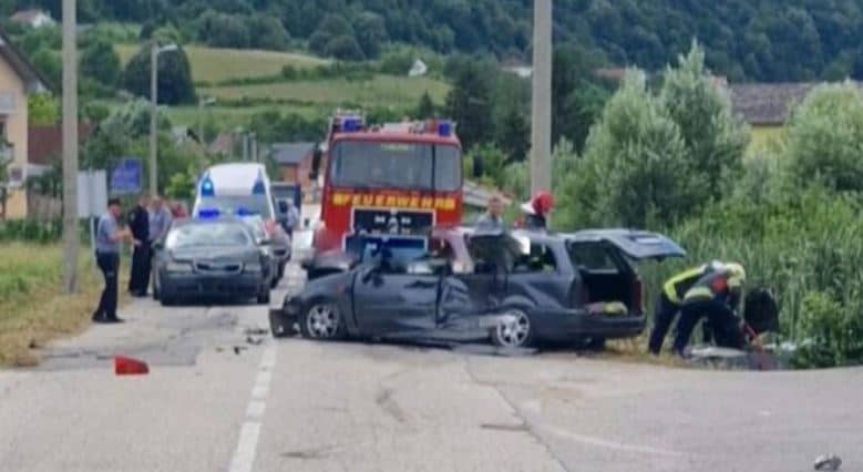 Stravična saobraćajna nesreća u BiH: Dvije osobe poginule, vatrogasci pokušavaju izvući tijela