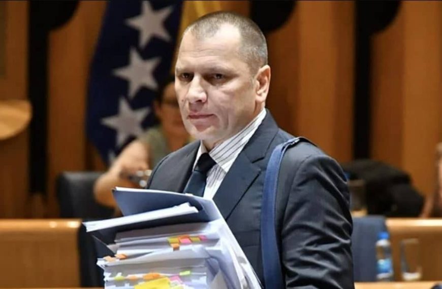 Delegat Zlatko Miletić nakon hitne sjednice Doma naroda Parlamenta BiH: “Sramota je da smo dva i po mjeseca plaćeni za svoj nerad”