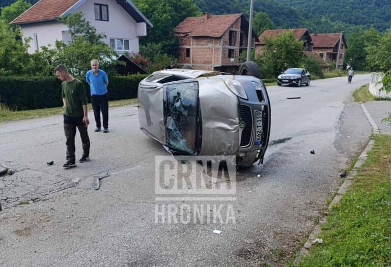 Tragedija u BiH: Maloljetnik (15) uzeo djedovo auto, suvozač 16-godišnjak ispao iz vozila