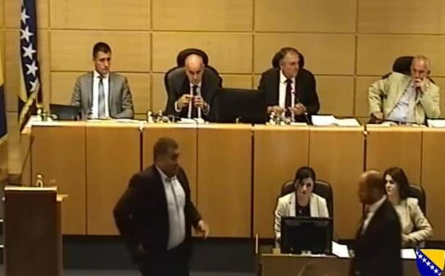 Burno u Parlamentu: Delegat izvrijeđao Zahiragića sa “marš majmune”, veći dio Bošnjaka napustio sjednicu