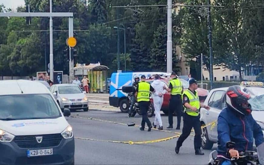 U Sarajevu se odigrala prava drama: Taksista ometao policiju tokom uviđaja, utvrđeno da ima alkohola u krvi pa odveden u stanicu
