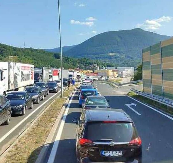 Nastao saobraćajni haos: Na stotine vozila satima u kilometarskoj koloni u BiH zbog prevrnutog kamiona kod Vlakova