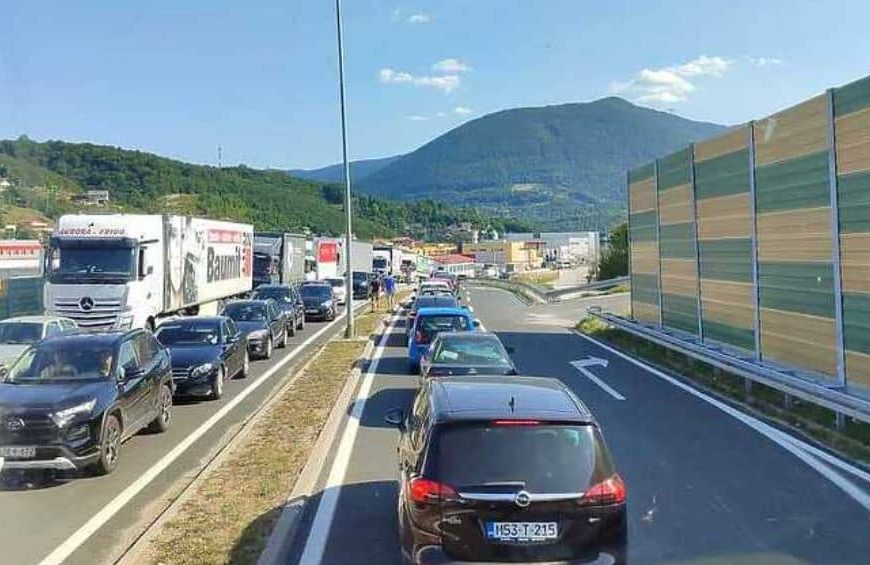 Nastao saobraćajni haos: Na stotine vozila satima u kilometarskoj koloni u BiH zbog prevrnutog kamiona kod Vlakova