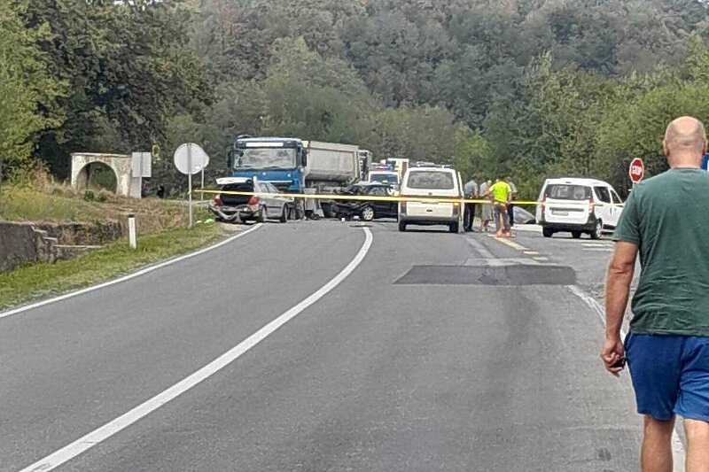 Teška nesreća na magistralnom putu M-17: U sudaru kamiona i četiri automobila sedam osoba je povrijeđeno kod Žepča