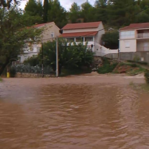 Zastrašujuće scene u bh. susjedstvu: Vodena bujica probila u kuće…