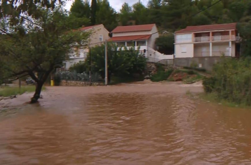 Zastrašujuće scene u bh. susjedstvu: Vodena bujica probila u kuće i prekrila ceste