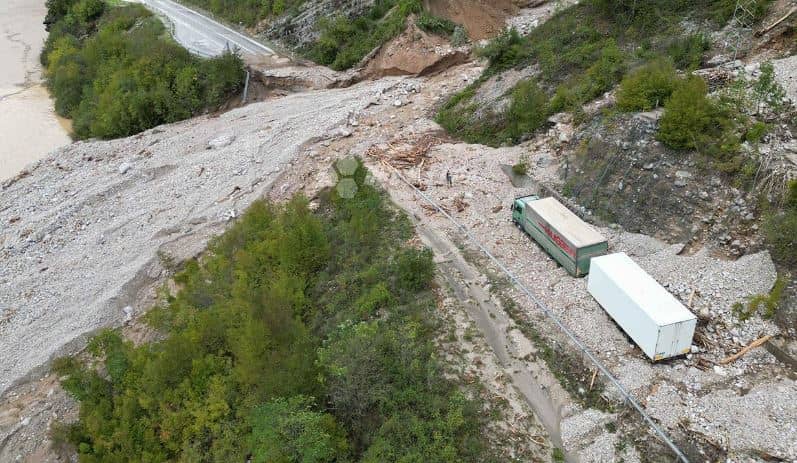 Ispovijest vozača kamiona iz BiH za naježiti se: “Klizište ispred mene odnijelo je sve. U trenu mi je odron došao do kamiona”