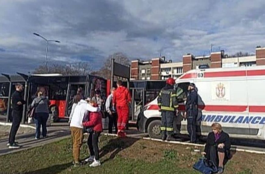 Užas u Beogradu, 20 povrijeđenih nakon što je gradski autobus udario u putnike na stanici pa u drugi autobus