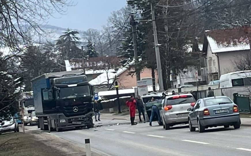 Težak udes kod Doboja, jedna osoba poginula nakon sudara kamiona i automobila