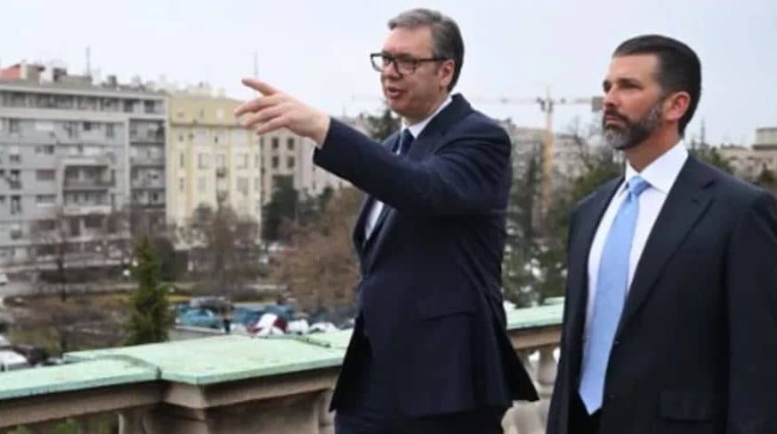 Pogledajte kako je Vučić Trumpovom sinu s balkona pokazivao demonstrante: “Ovi bi htjeli zaustaviti progres”